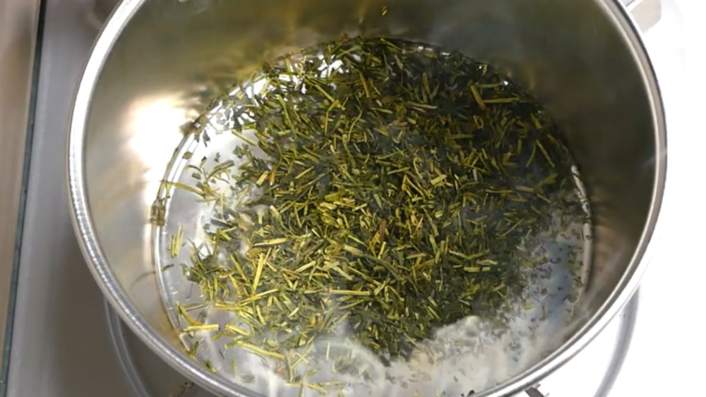 焙煎　茶葉（茎茶）を100均鍋へ投入