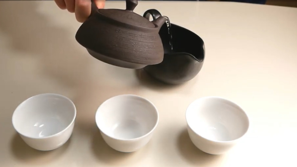 「煎茶の茶葉」の味の構造を壊さない淹れ方　湯冷まし器へ注ぐ