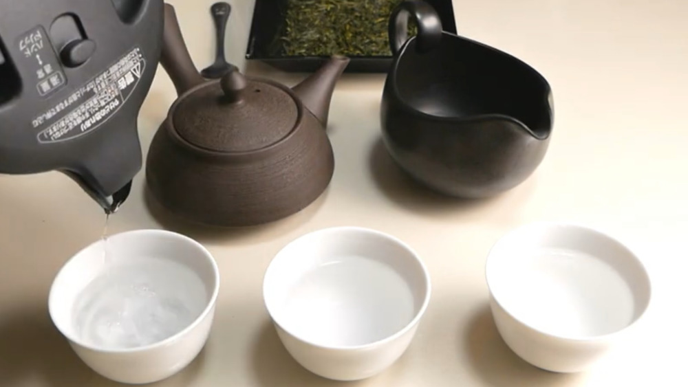 「煎茶の茶葉」の味を壊さない淹れ方　お湯の量